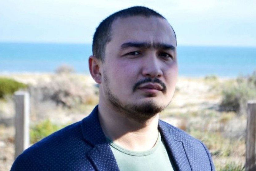 Muslim Uighur yang kini warga Australia, Almas Nizamidin, yang kini jadi warga negara Australia, mendesak pemerintah membantu pembebasan istri dan ibunya yang ditahan di Cina Barat.