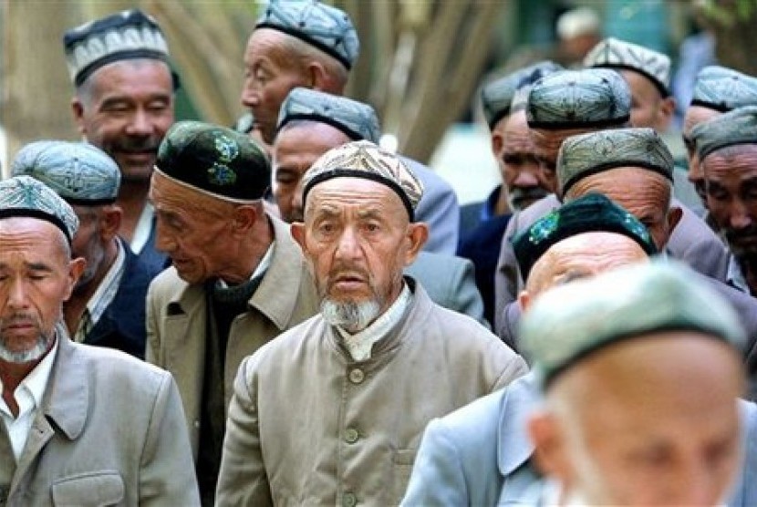 Muslim Uighur yang mendiami wilayah Zinjiang bagian barat.