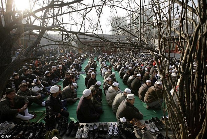 Muslim Uyghur di Xinjiang, Cina sedang menunaikan ibadah shalat.