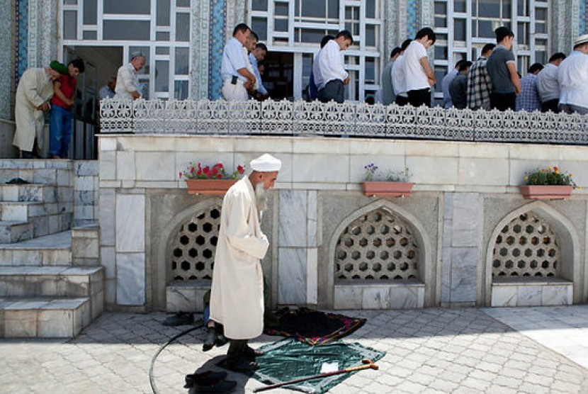 Muslim Uzbekistan tengah menjalankan shalat. Ulama Uzbekistan Peringatkan Masyarakat tidak Terlibat Perang Rusia-Ukraina
