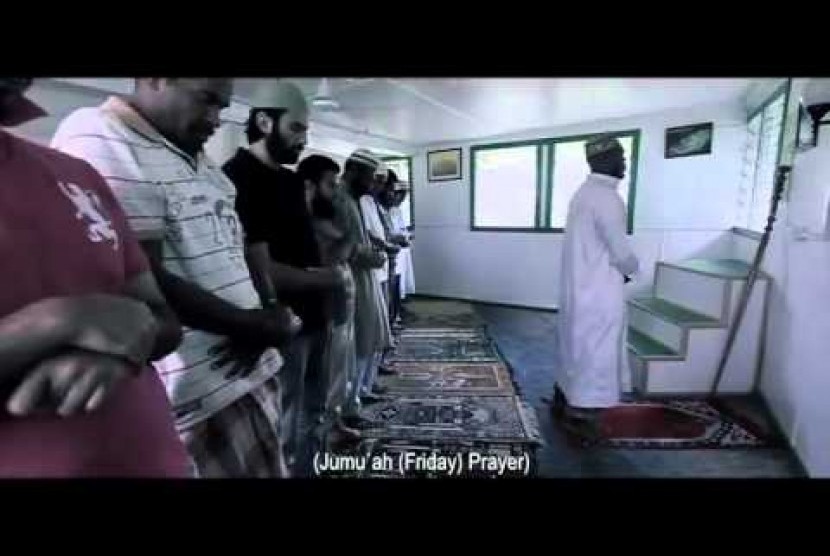 Muslim Vanuatu saat melaksanakan shalat Jumat di sebuah masjid di Desa Melle, Port Villa.