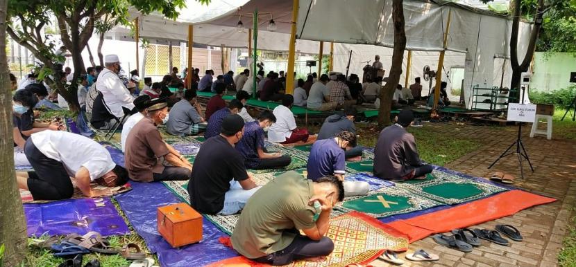 Muslim warga Taman Vila Meruya shalat jamaah di Masjid At Tabayyun.