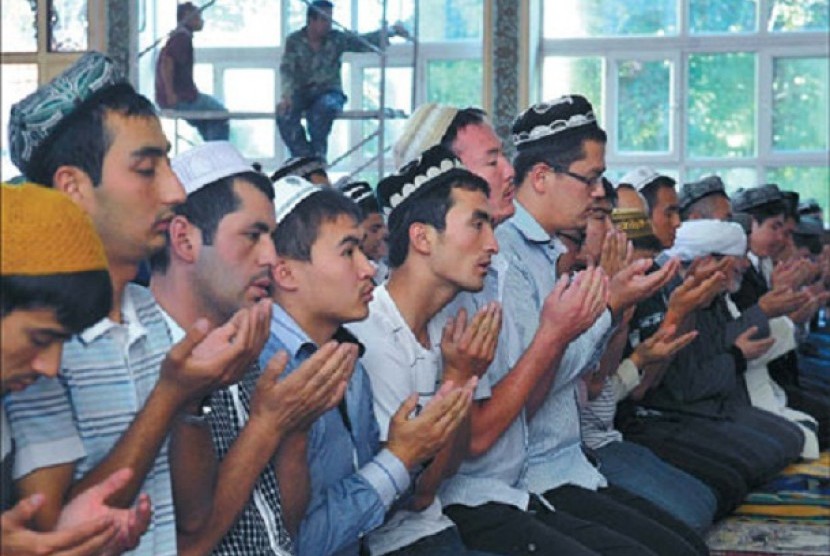 Muslim Xian Jiang, Cina, melakukan shalat berjamaah.