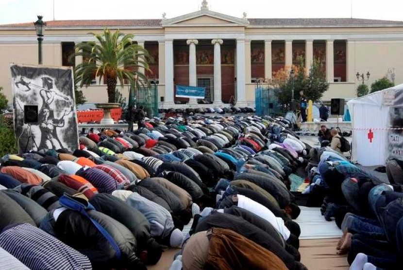  Muslim Yunani saat melaksanakan shalat jamaah di luar kampus Universitas Athena, Yunani.