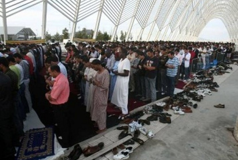 Muslim Yunani tengah melaksanakan ibadah Shalat Jum'at