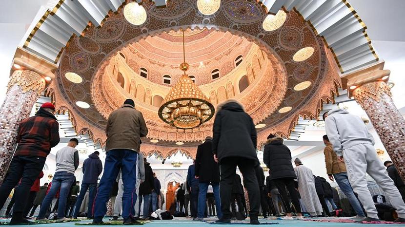 Muslim Jerman. Umat Islam di Jerman diperkirakan akan merayakan Idul Fitri 2023 pada hari Jumat, 21 April, menurut media Jerman, Augsburger Allgemeine.