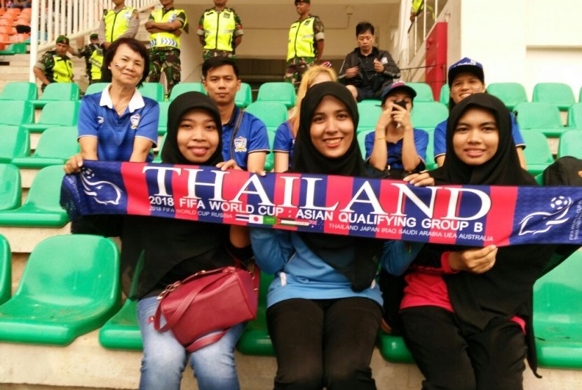 Muslimah asal Thailand Selatan mendukung timnas Thailand di final leg pertama Piala AFF di Stadion Pakansari, Bogor, Rabu (14/12).