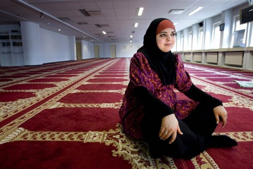  Muslimah Belanda, Yassmine El-Ksaihi, berpose di Masjid Polder, Amsterdam.