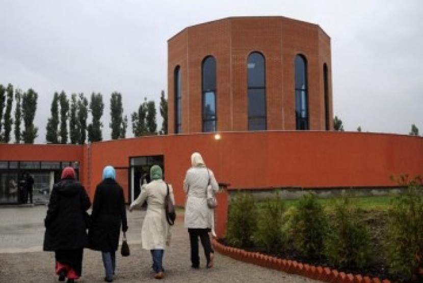 Muslimah berjalan di pemakaman Muslim pertama di Austria. (ilustrasi)