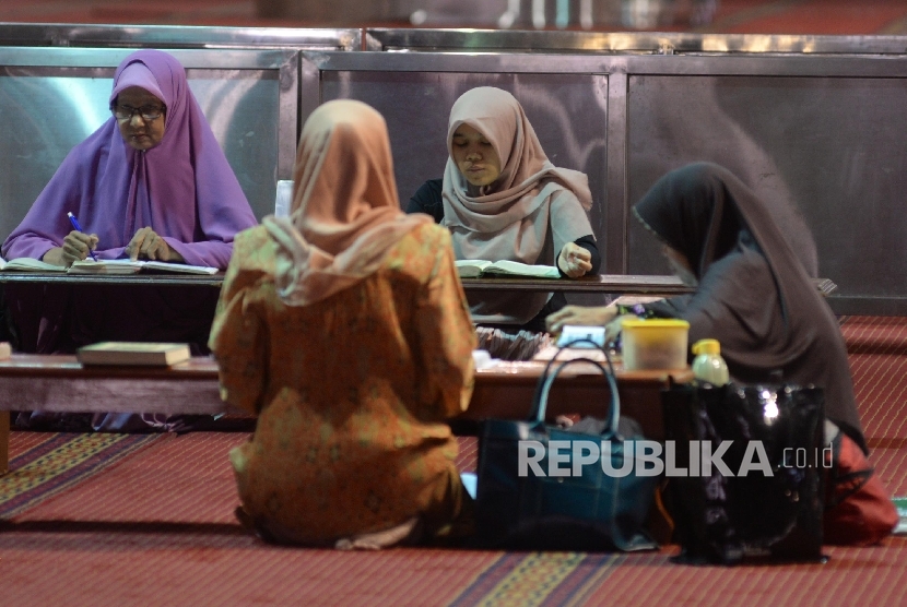 Muslimah dengan memakai hijab melakukan aktifitas di Masjid Istiqlal, Jakarta, Rabu (1/2).