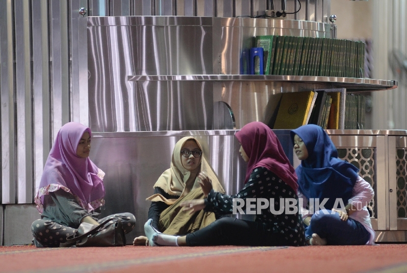 Muslimah dengan memakai hijab melakukan aktifitas di Masjid Istiqlal, Jakarta, Rabu (1/2)