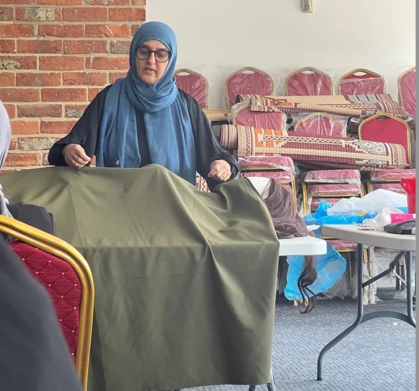 Muslimah di Ilford, East London, Inggris belajar cara memandikan jenazah. Muslimah di Ilford Belajar Cara Memandikan Jenazah