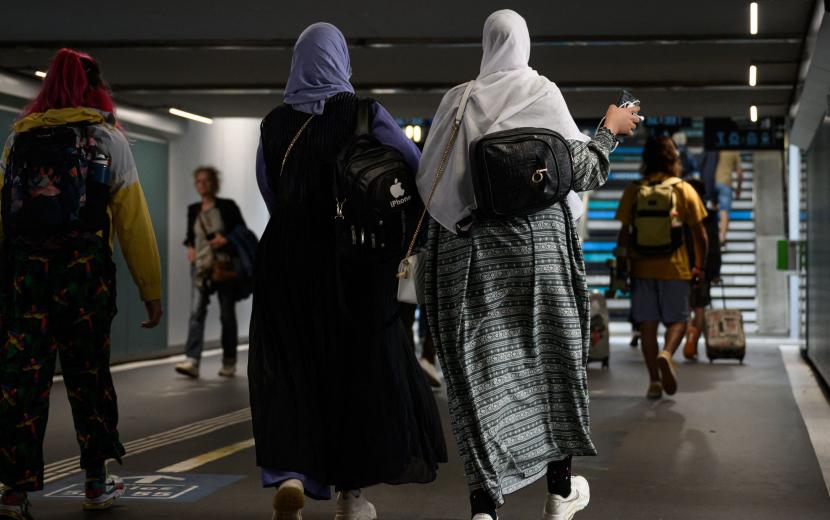 Muslimah di Prancis mengenakan abaya.