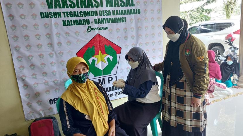 Muslimah Generasi Muda Pembangunan Indonesia (GMPI) menggelar vaksinasi di Kabupaten Banyuwangi, Senin (9/5/2022).