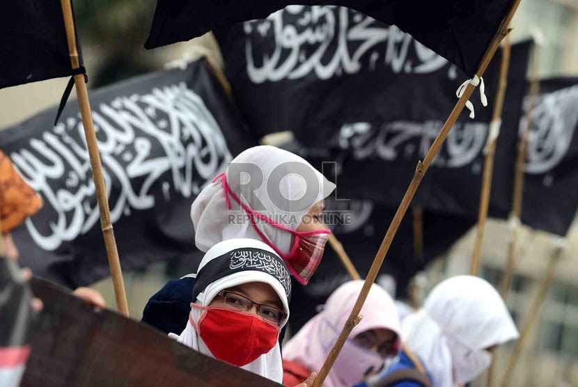  Muslimah Hizbut Tahrir Indonesia melakukan aksi Nasional Pemudi Islami di Bundaran HI, Jakarta, Senin (28/10).    (Republika/Agung Supriyanto)