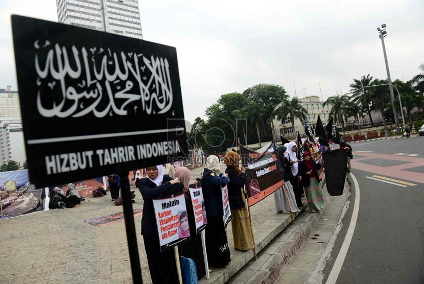  Muslimah Hizbut Tahrir Indonesia melakukan aksi Nasional Pemudi Islami di Bundaran HI, Jakarta, Senin (28/10).    (Republika/Agung Supriyanto)