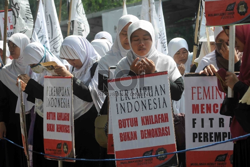 Muslimah Hizbut Tahrir Indonesia menggelar kampanye Perempuan dan Syari'ah di Jakarta, Ahad (22/3). (Republika/Agung Supriyanto)