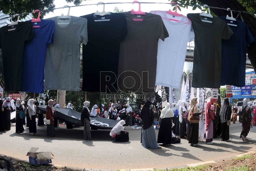 Muslimah Hizbut Tahrir Indonesia menggelar kampanye Perempuan dan Syari'ah di Jakarta, Ahad (22/3). (Republika/Agung Supriyanto)