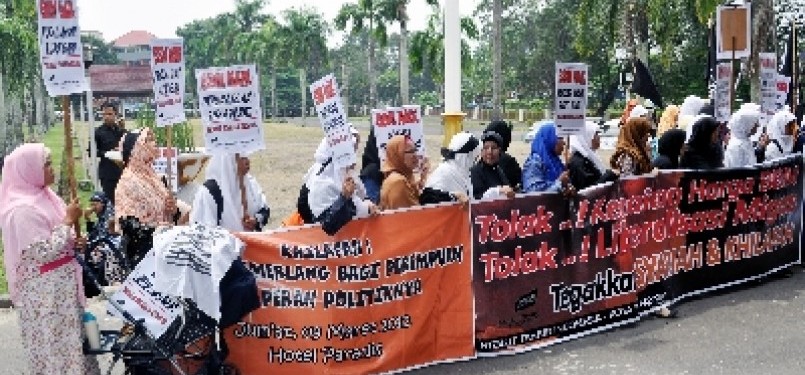 Muslimah HTI menggelar unjuk rasa menentang rencana kenaikan harga BBM. 