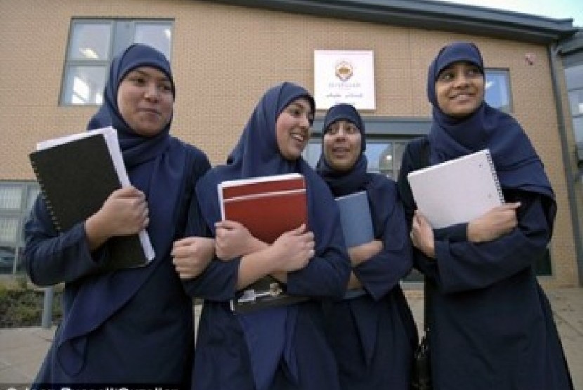 Мусульманская школа. Мусульманка в школе. Исламские школы в Великобритании. Школа Ислама. Средняя школа мусульман 7