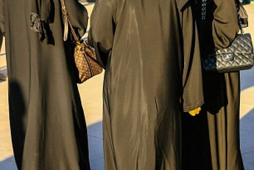 Muslimah mengenakan abaya (ilustrasi)