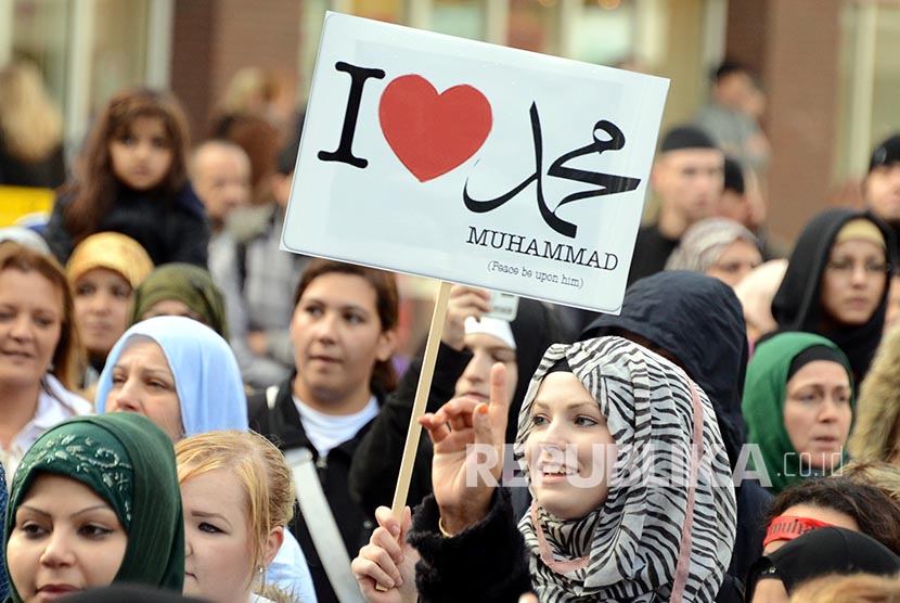 Muslimah Jerman berunjukrasa di Hamburg, Jerman.
