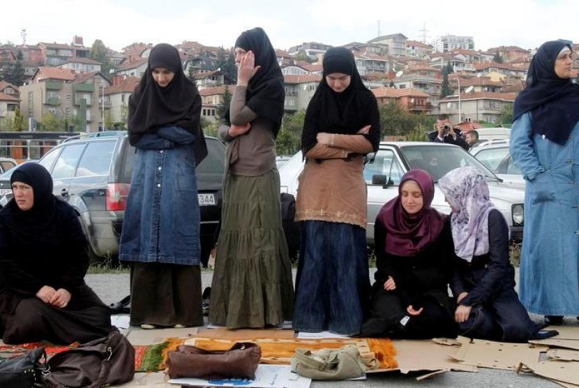 Muslimah Kosovo. Muslim Kosovo menuntut pencabutan larangan jilbab yang diterapkan 2010 lalu 