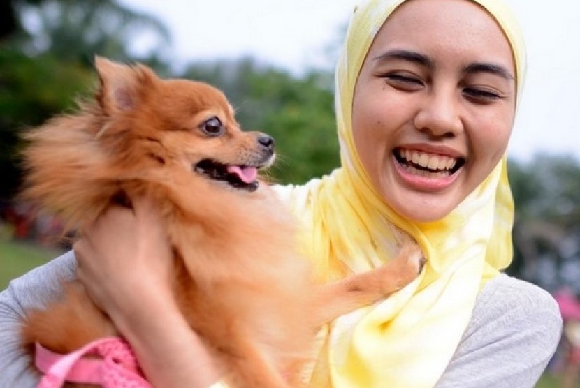 Muslimah Malaysia bermain dengan anjing