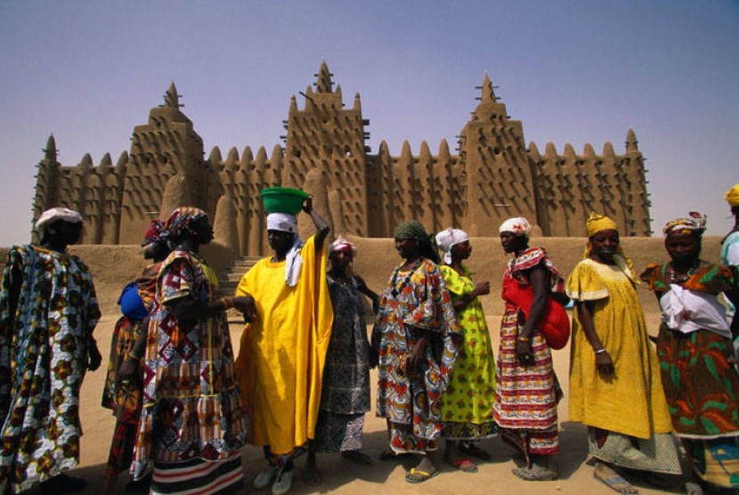 Muslimah Mali di depan Masjid Jami Djenne, Mali.