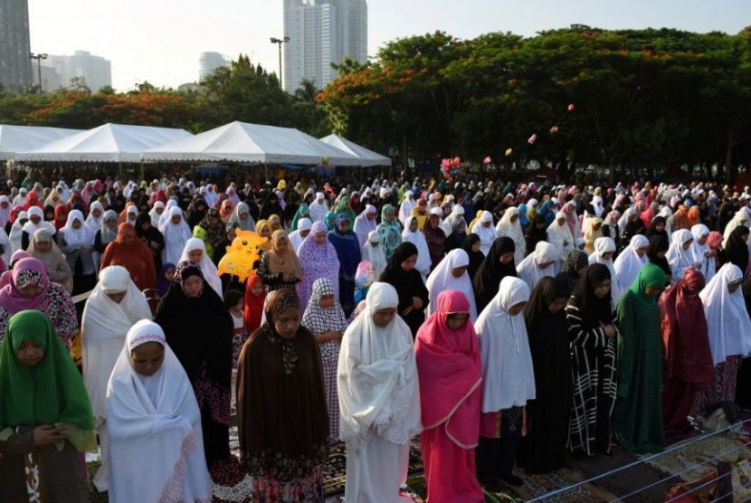 Muslimah melaksanakan shalat Idul Fitri di Luneta Park di Metro Manila, Filipina, 25 Juni 2017. Anggota Parlemen Filipina Ajukan Pembangunan Pemakaman Muslim