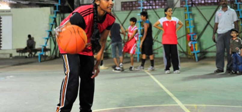 Muslimah Nagpada giat berlatih bola basket.