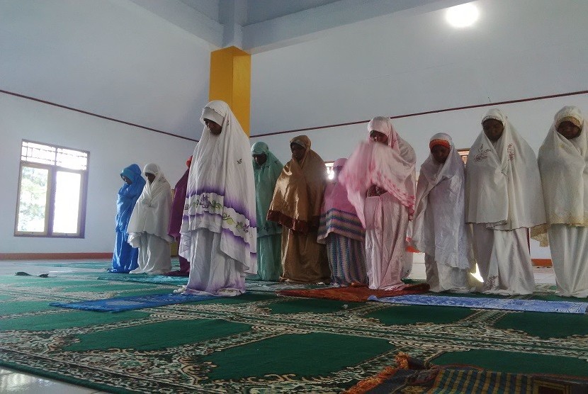 Muslimah Papua tengah melaksanakan shalat berjamaah di Islamic Center Al Aqsa, Walesi, Jayawijaya, Papua, Jumat (25/9).