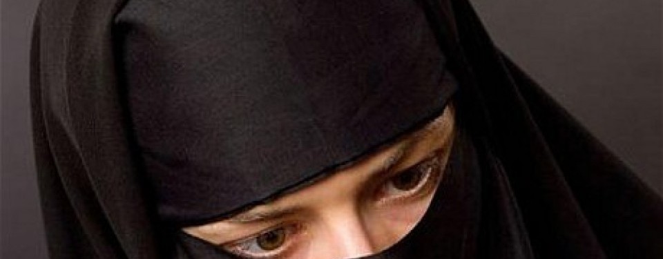 Muslimah Prancis mengenakan burka