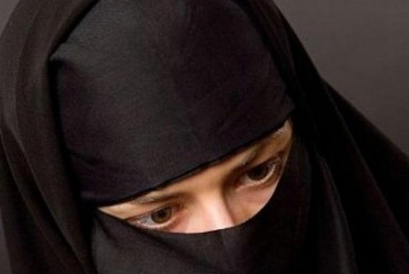 Muslimah mengenakan burka.