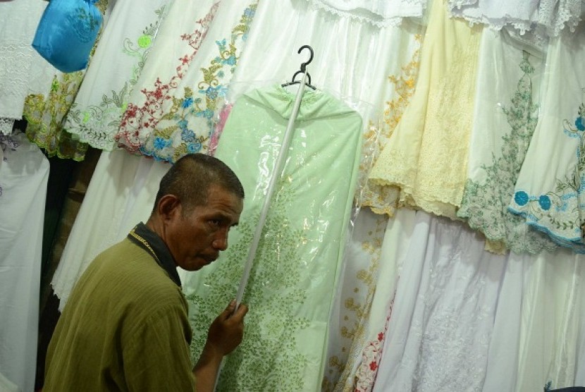 Muslimah prayer clothes are on display in Tanah Abang market, Central Jakarta. Demand of the prayer clothes usually is increasing before Ramadhan the fasting month. (illustration)  