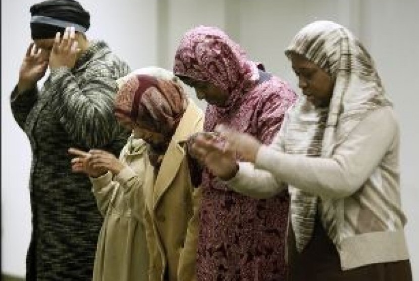 Muslimah shalat di Masjid Al Islam, Toledo, Ohio, AS