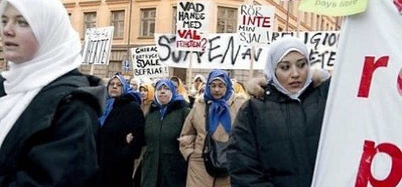Muslimah Swedia ketika memprotes kebijakan anti-Islam.