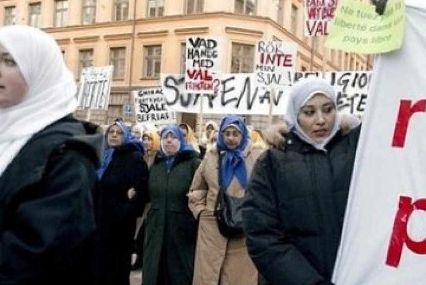 Muslimah Swedia ketika memprotes kebijakan anti-Islam. Islam berkembang pesat di tengah kampanya Islamofobia dan pembakaran Alquran 