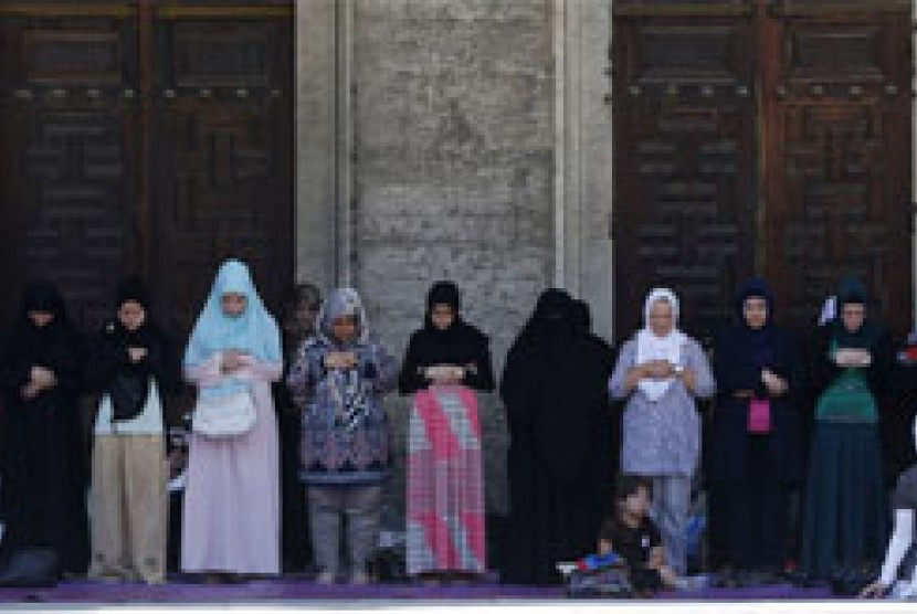 Muslimah Turki shalat Jumat saat Ramadhan di halaman Masjid Sultanahmet atau Masjid Biru di Istanbul, Turki, 12 Juli 2013.