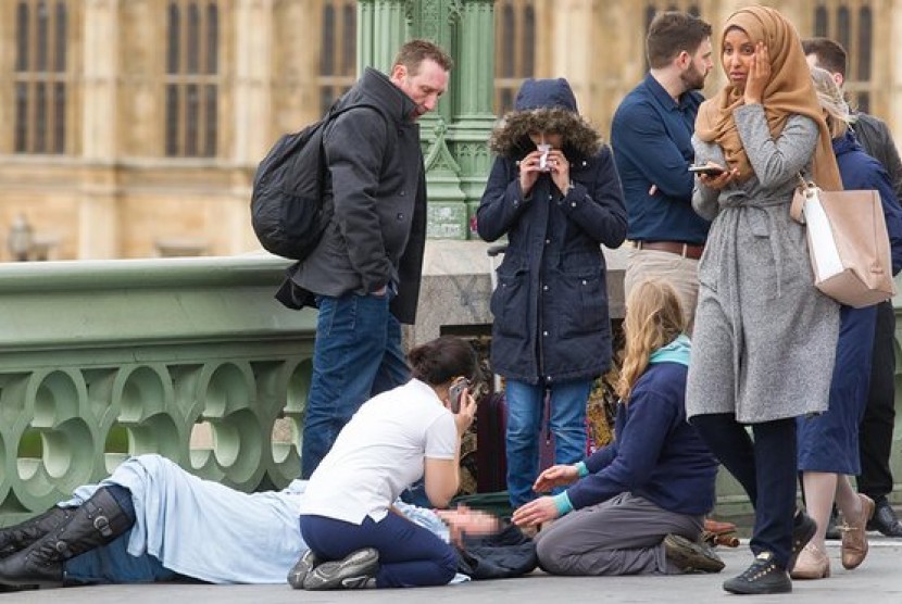 Muslimah yang identitasnya tidak disebutkan ini menjadi bulan-bulanan netizen karena dituduh mengabaikan korban serangan di Jembatan Westminster, London, Inggris, Rabu (22/3).