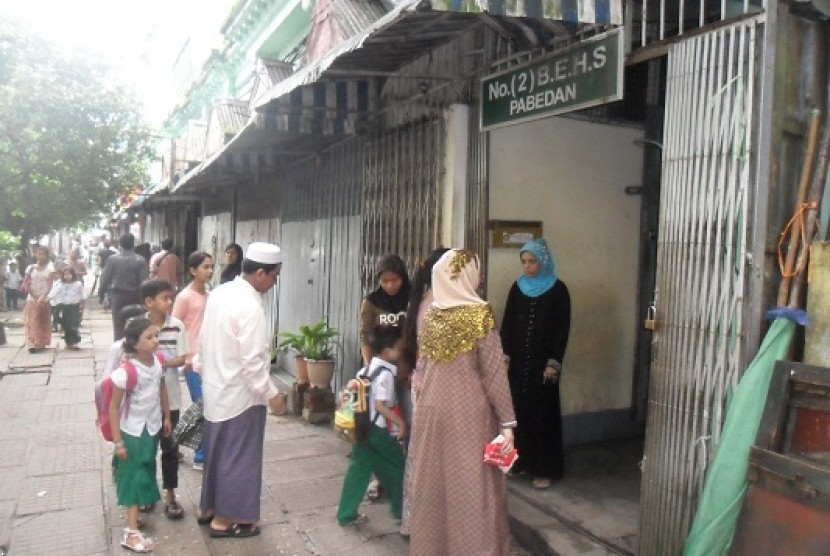 Muslims' daily life in Yangon, Myanmar (illustration)