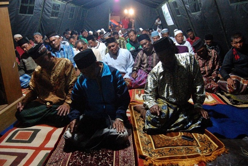 Muslims in Aceh pray Tarawih in tent in Kute Glime, Central Aceh on Tuesday. 