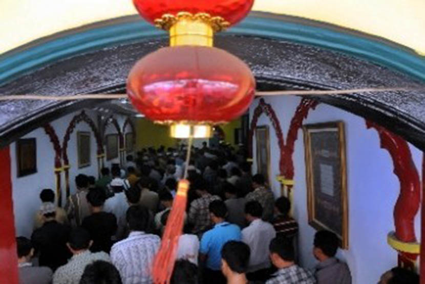 Muslims pray in Masjid Lautze in Jakarta.