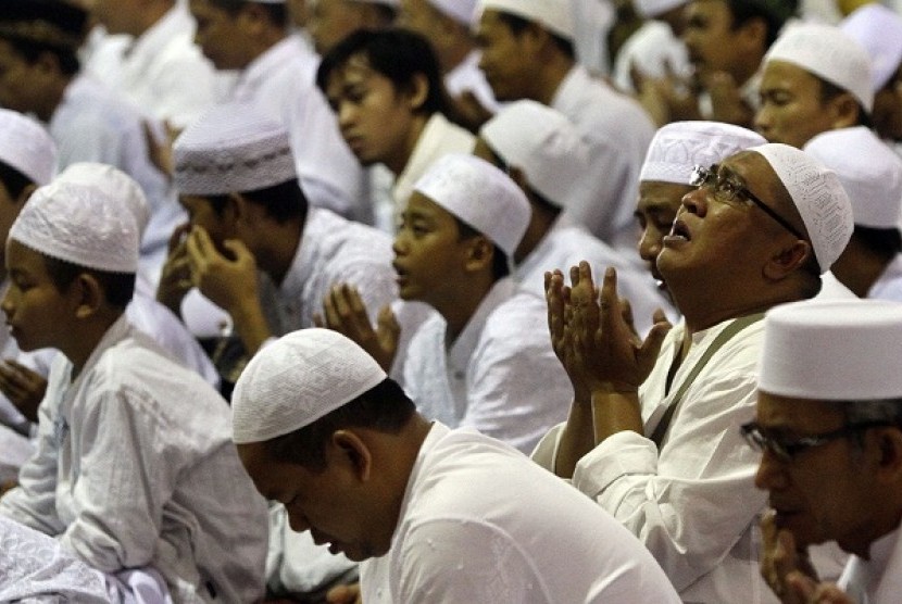 Muslims pray in Mosque Istiqlal, Jakarta. (illustration)