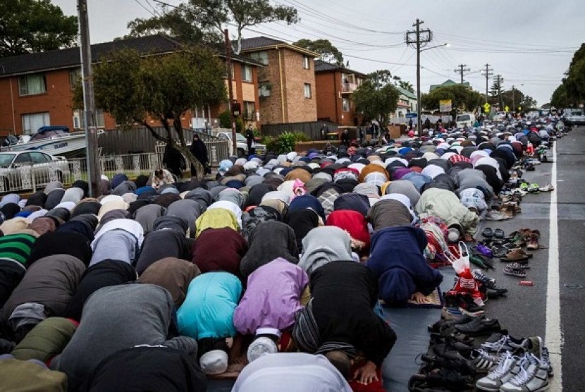 Muslims pray outside Lakemba mosque in Sydney on Thursday, August 8, 2013.