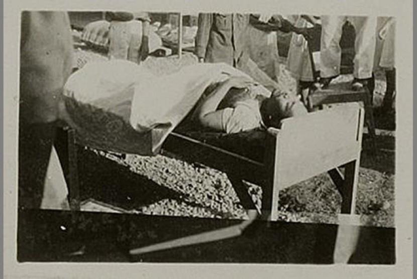 Madiun setelah pemberontakan komunis. Anggota pasukan Republik, dipersenjatai dengan senjata otomatis, untuk membawa komunis ditangkap markas mereka di lingkungan atau Madiun. 25-10-1948