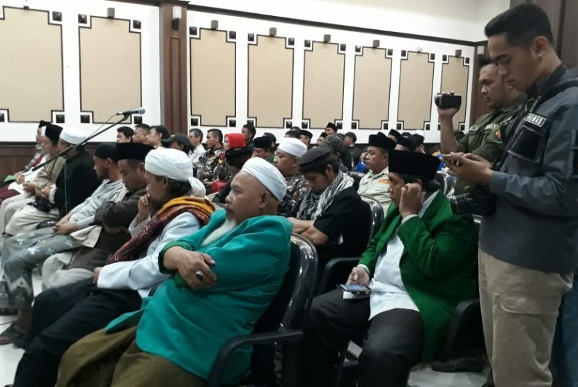 Muspida Kota Sukabumi yang dipimpin Wali Kota Sukabumi Achmad Fahmi mengundang ulama, ormas Islam dan ormas pemuda menyikapi insiden di Garut Selasa (23/10) malam.