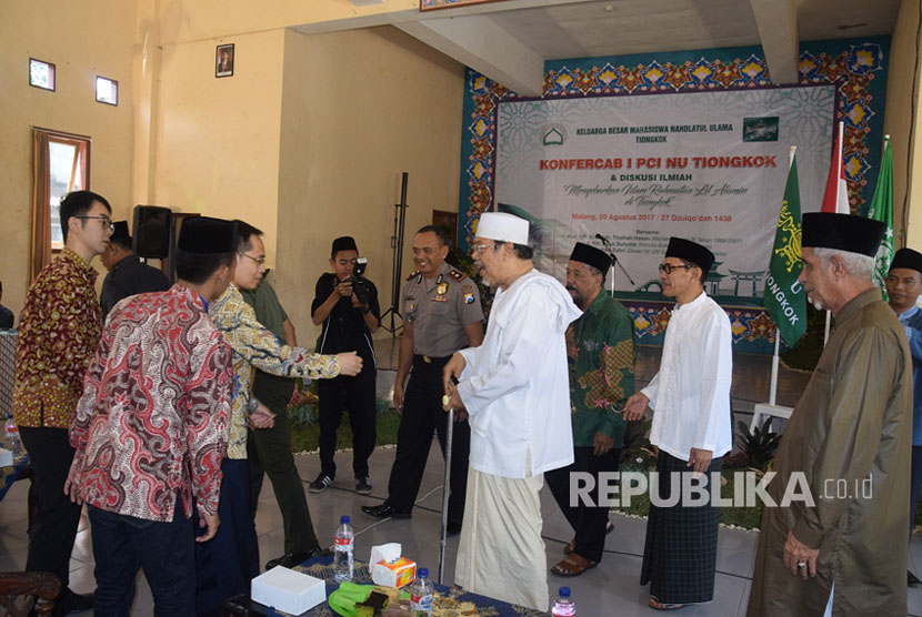 Mustasyar PBNU Prof Dr KH Tholchah Hasan bersalaman dengan Wakil Konjen Tiongkok di Surabaya Peng Yimu usai upacara pembukaan Konfercab I Pengurus Cabang Istimewa (PCI) NU Tiongkok di Pondok Pesantren Al-Islahiyyah, Singosari, Malang, Jatim.