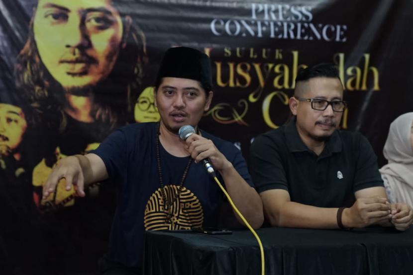 *Musyahadah Cinta Gus Sastro: Seni Mencintai dan Bertauhid Kepada Sang Pencipta*  - Tidak sedikit orang yang menganggap musik hanyalah sumber kesenangan, karena mereka hanya menganggap musik adalah kesenian dan seorang pemusik adalah penghibur belaka. Namun hanya sedikit yang menyadari bahwa musik sebagai sesuatu yang amat sakral dari segala bentuk kesenian. Lihat saja, sesuatu yang tak bisa dinyatakan pelukis, bisa dijelaskan oleh penyair melalui rangkaian kata. Sesuatu yang sulit dinyatakan penyair, ternyata bisa dijelaskan secara gamblang oleh musisi dengan lagu dan musiknya.  