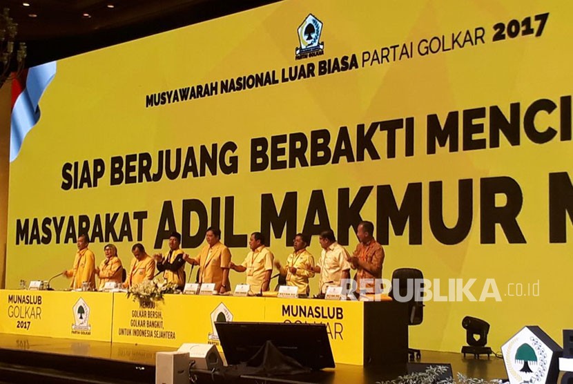 Musyawarah Nasional Luar Biasa (Munaslub) Partai Golkar secara bulat menyepakati penetapan Airlangga Hartanto sebagai Ketua Umum Partai Golkar definitif periode 2017-2019.